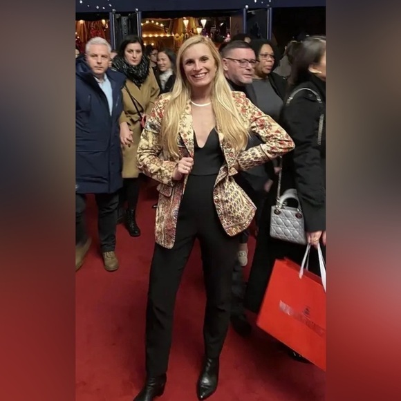 SFIZIO Printed Velvet Blazer
$548 original retail size says 2 but fits up to 6 - Picture 5 of 16